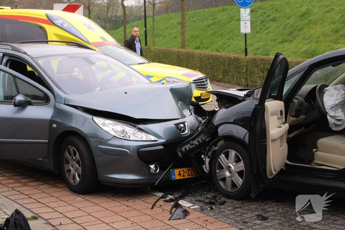 Gewonde bij frontale botsing tussen twee personenauto's