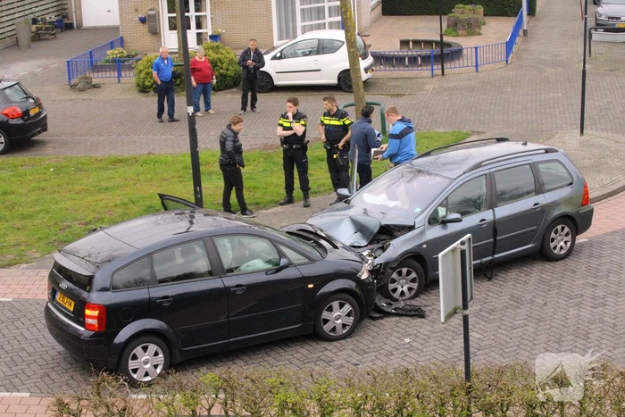 Gewonde bij frontale botsing tussen twee personenauto's