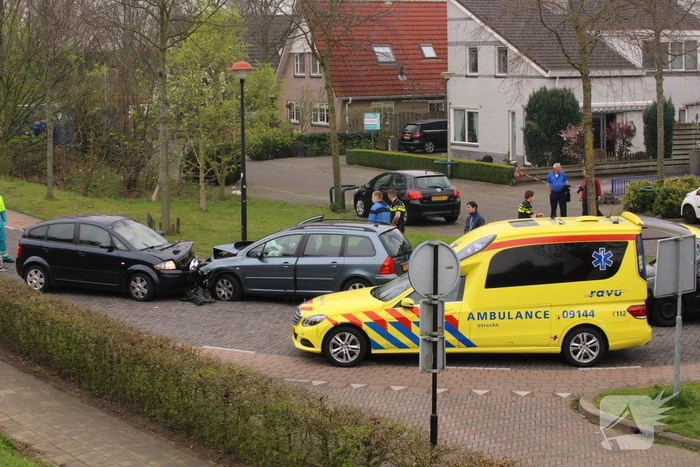 Gewonde bij frontale botsing tussen twee personenauto's