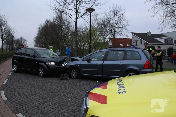 Gewonde bij frontale botsing tussen twee personenauto's