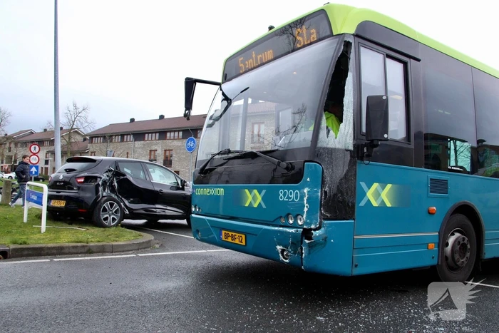 Stadsbus rijdt auto tegen lantaarnpaal