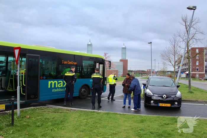 Stadsbus rijdt auto tegen lantaarnpaal