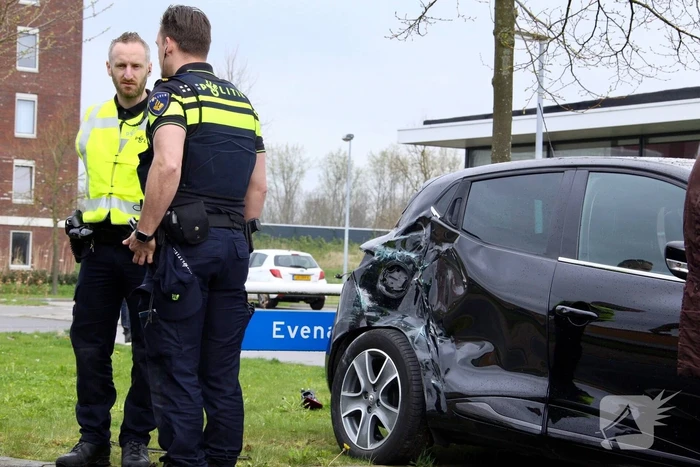 Stadsbus rijdt auto tegen lantaarnpaal