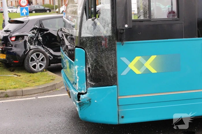 Stadsbus rijdt auto tegen lantaarnpaal