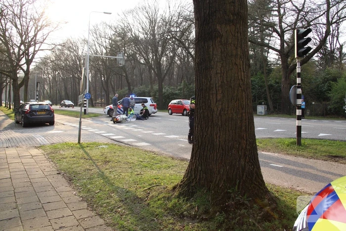 Overstekende bromfietster aangereden