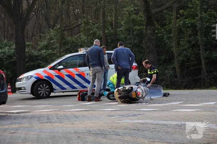 Overstekende bromfietster aangereden