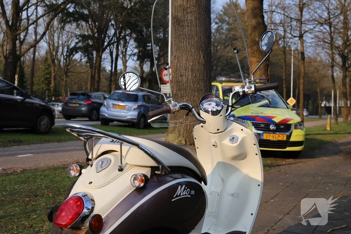 Overstekende bromfietster aangereden