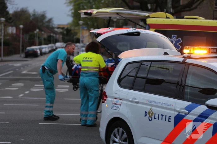 Overstekende scooterrijder aangereden door auto