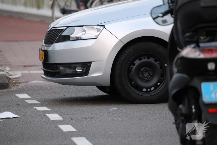 Overstekende scooterrijder aangereden door auto