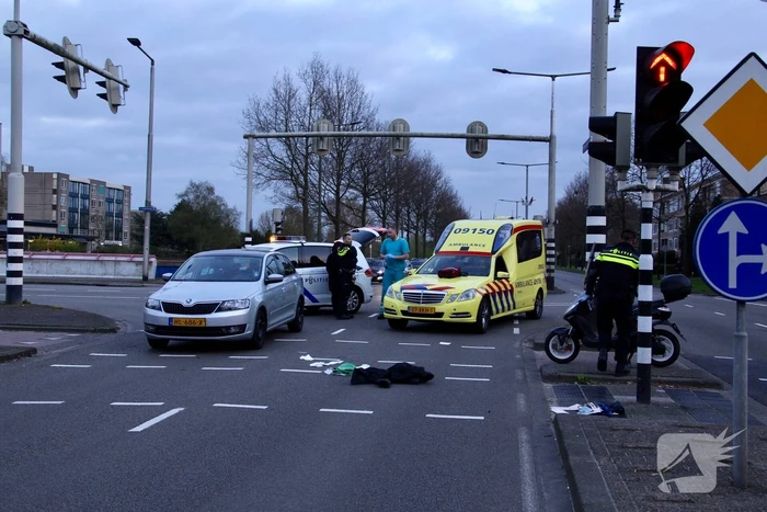 Overstekende scooterrijder aangereden door auto