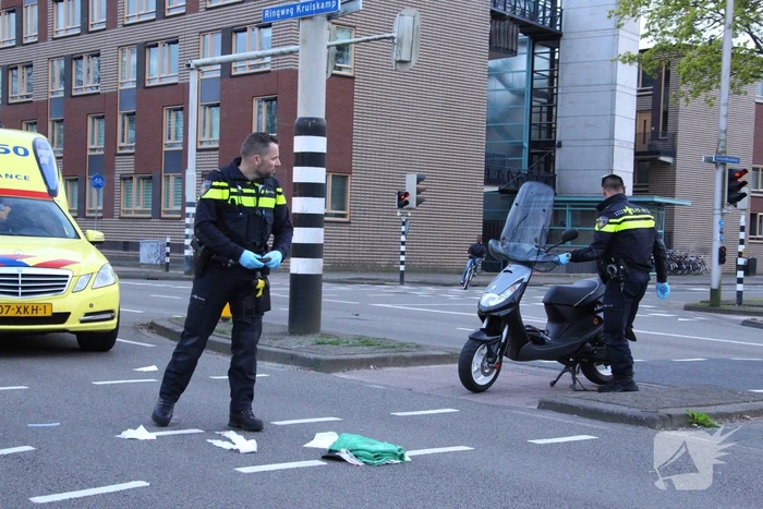 Overstekende scooterrijder aangereden door auto
