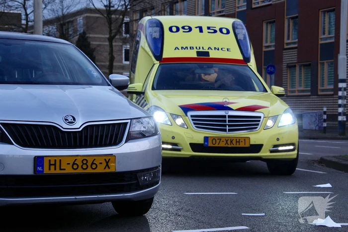 Overstekende scooterrijder aangereden door auto