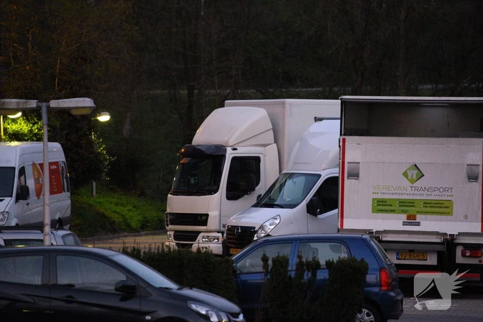 Vrachtwagen lekt onbekende vloeistof