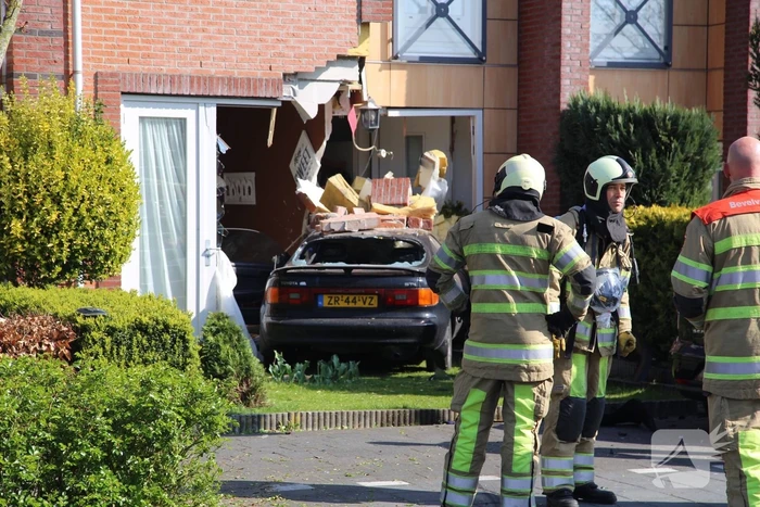 Auto rijdt tegen gevel van woning