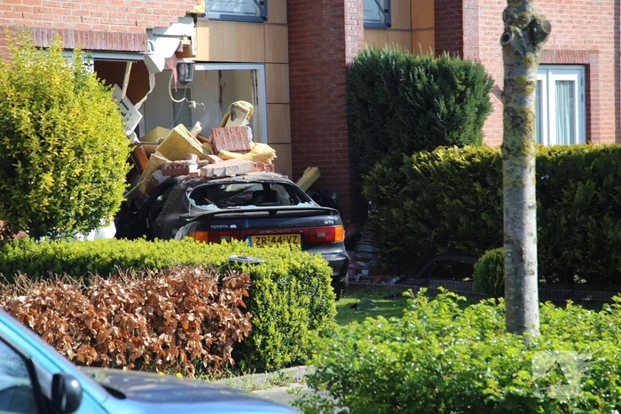 Auto rijdt tegen gevel van woning