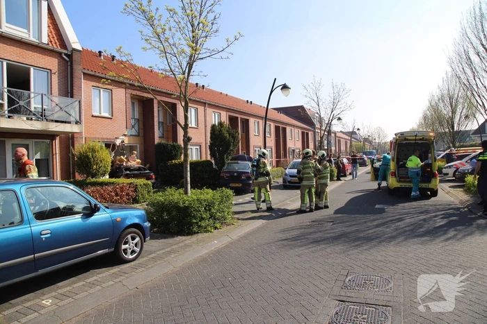 Auto rijdt tegen gevel van woning
