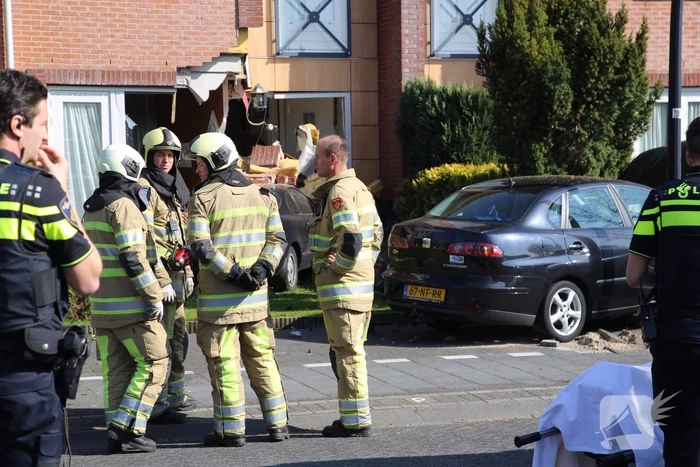 Auto rijdt tegen gevel van woning
