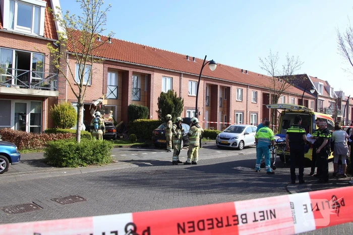 Auto rijdt tegen gevel van woning