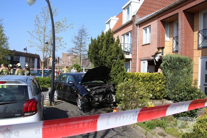 Auto rijdt tegen gevel van woning