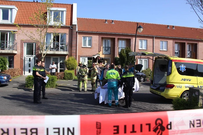 Auto rijdt tegen gevel van woning