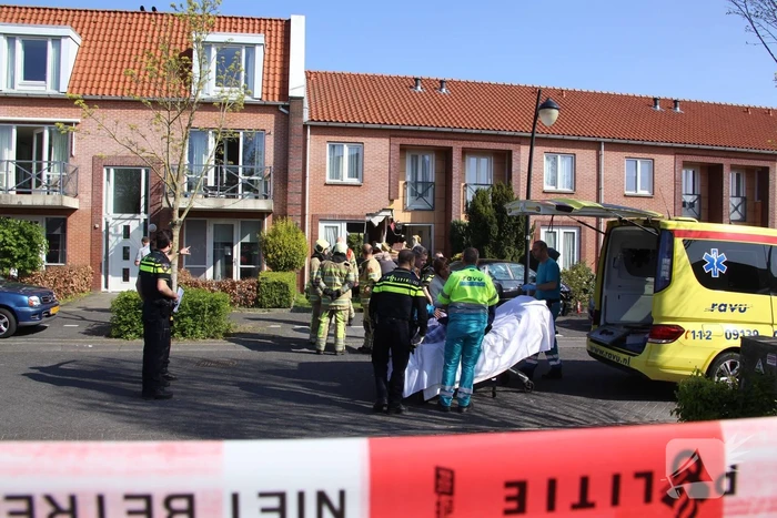 Auto rijdt tegen gevel van woning