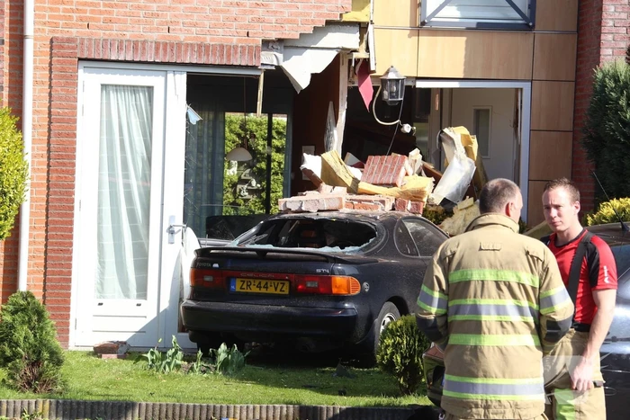 Auto rijdt tegen gevel van woning