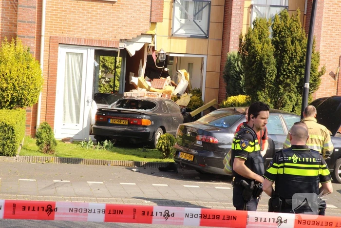Auto rijdt tegen gevel van woning