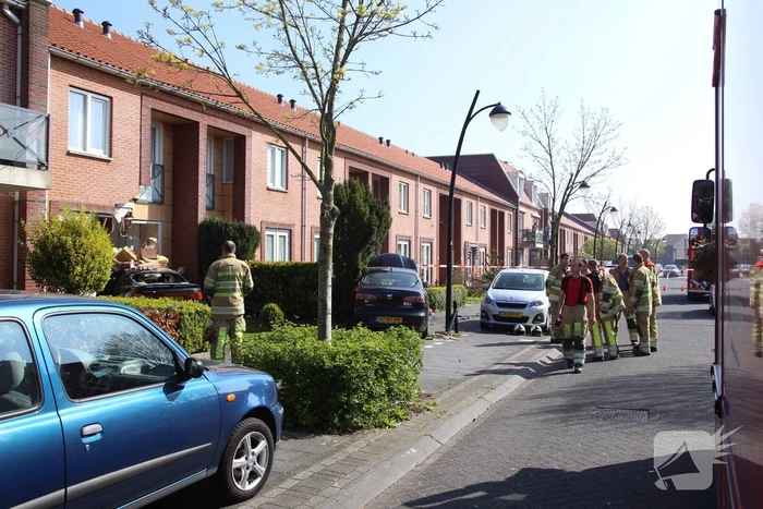 Auto rijdt tegen gevel van woning