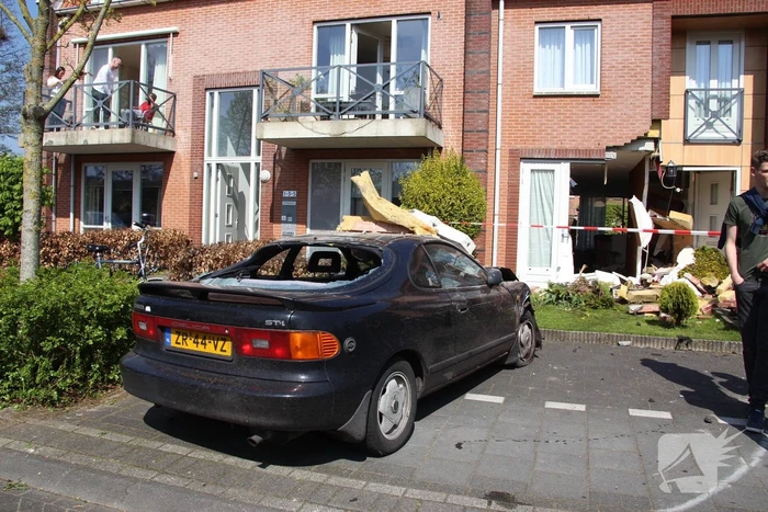 Auto rijdt tegen gevel van woning