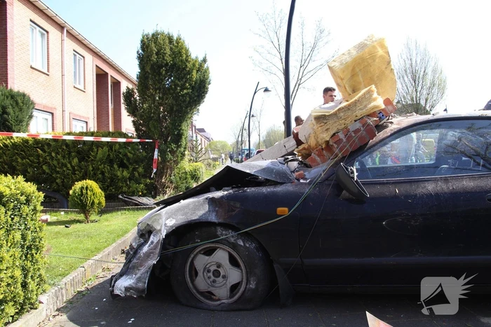 Auto rijdt tegen gevel van woning