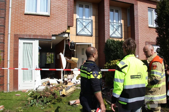Auto rijdt tegen gevel van woning