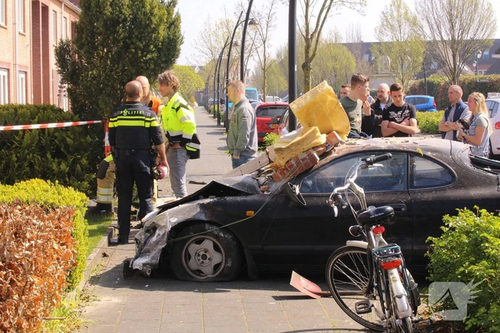 Auto rijdt tegen gevel van woning