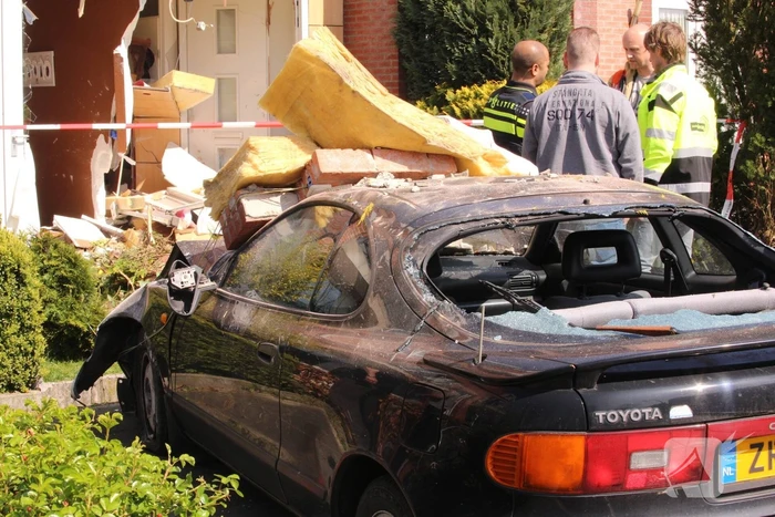 Auto rijdt tegen gevel van woning