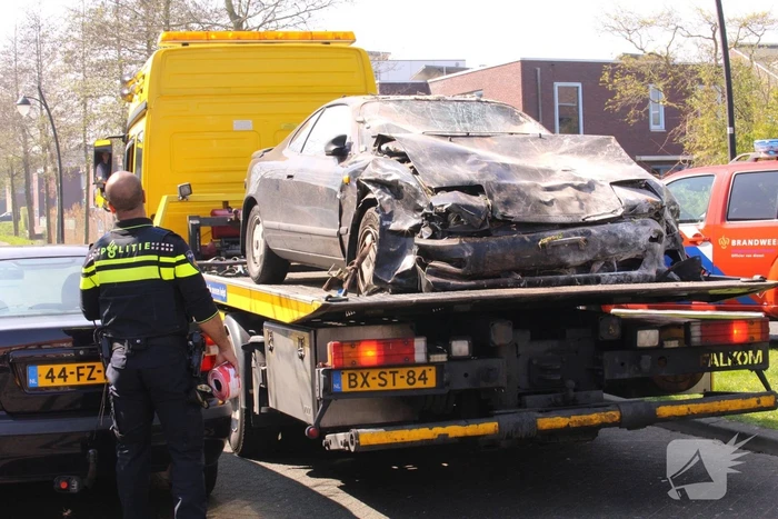 Auto rijdt tegen gevel van woning