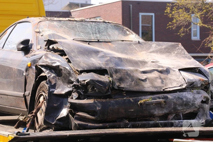 Auto rijdt tegen gevel van woning