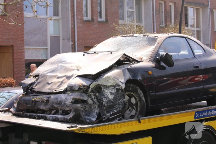 Auto rijdt tegen gevel van woning