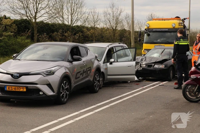 Forse schade bij kop-staartbotsing met 5 auto's