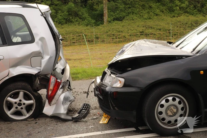 Forse schade bij kop-staartbotsing met 5 auto's