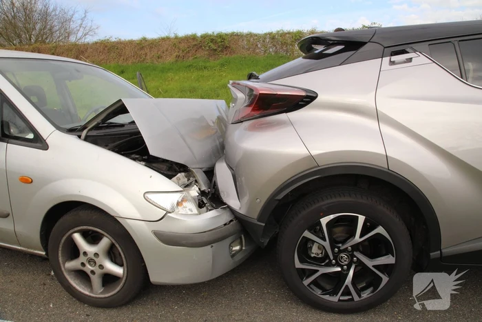Forse schade bij kop-staartbotsing met 5 auto's
