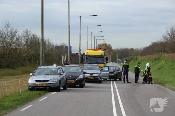 Forse schade bij kop-staartbotsing met 5 auto's