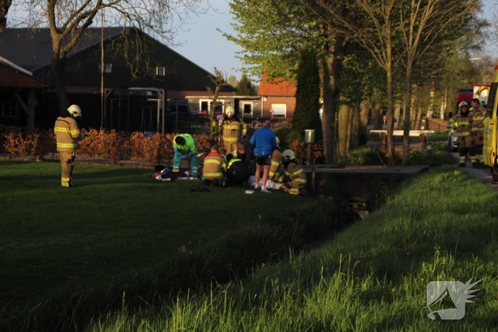 Motorrijder raakt zwaargewond na botsing tegen boom