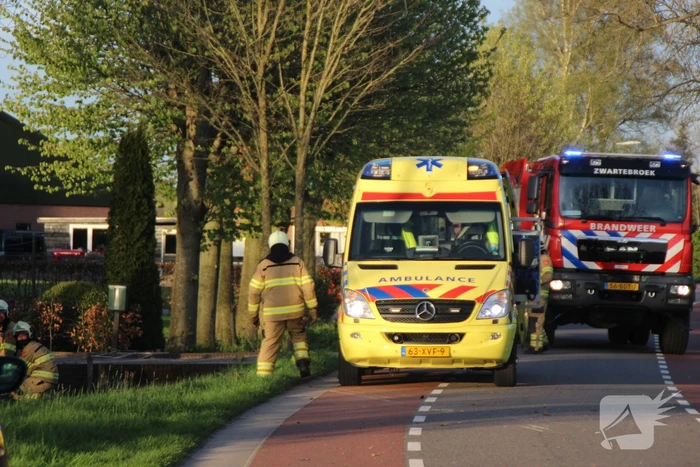 Motorrijder raakt zwaargewond na botsing tegen boom