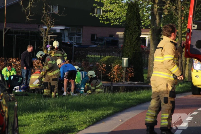 Motorrijder raakt zwaargewond na botsing tegen boom