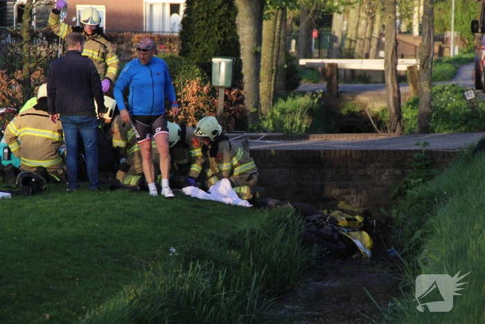 Motorrijder raakt zwaargewond na botsing tegen boom