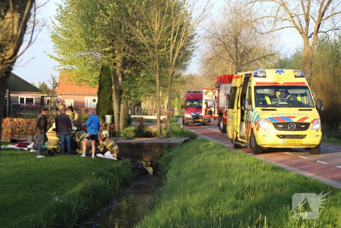 Motorrijder raakt zwaargewond na botsing tegen boom