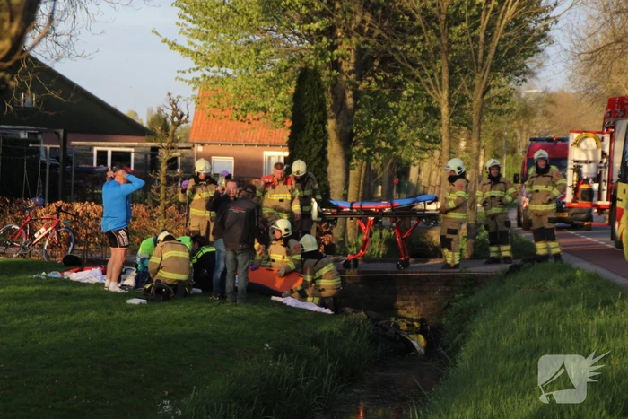 Motorrijder raakt zwaargewond na botsing tegen boom