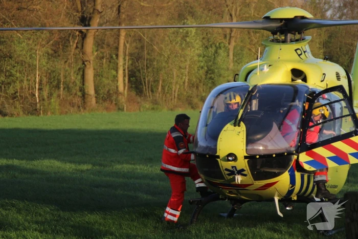 Motorrijder raakt zwaargewond na botsing tegen boom