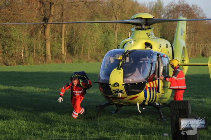 Motorrijder raakt zwaargewond na botsing tegen boom