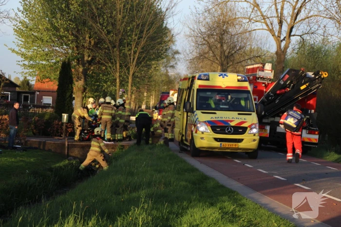Motorrijder raakt zwaargewond na botsing tegen boom