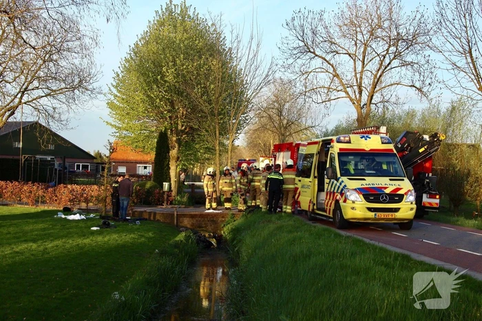 Motorrijder raakt zwaargewond na botsing tegen boom